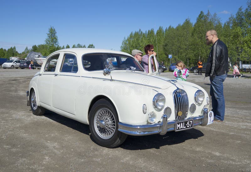 Jaguar Mk I 1956, le défilé des voitures de vintage dans le secteur de Savo du sud finland images libres de droits Jaguar Mk I 1956, le défilé des voitures de vintage dans le secteur de Savo du sud finland images libres de droits