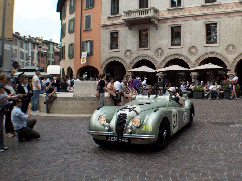 Jaguar XK 120 en Mille Miglia 2015 imagen de archivo libre de regalías Jaguar XK 120 en Mille Miglia 2015 imagen de archivo libre de regalías