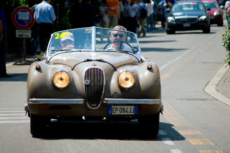 Jaguar XK120 en Mille Miglia 2016 fotos de archivo libres de regalías Jaguar XK120 en Mille Miglia 2016 fotos de archivo libres de regalías