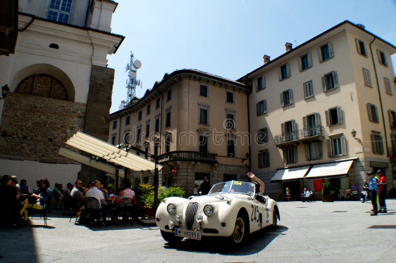 Jaguar XK120 en Mille Miglia 2016 fotos de archivo Jaguar XK120 en Mille Miglia 2016 fotos de archivo