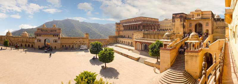 Jaipur, Inde, le 10 novembre 2011 : Panorama à haute résolution Amer Fort photographie stock libre de droits Jaipur, Inde, le 10 novembre 2011 : Panorama à haute résolution Amer Fort photographie stock libre de droits