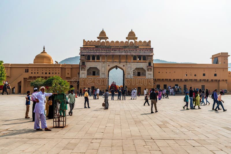 JAIPUR, INDE - 5 NOVEMBRE 2017 : Touristes dans la cour d'Amber Fort dans l'Inde image stock JAIPUR, INDE - 5 NOVEMBRE 2017 : Touristes dans la cour d'Amber Fort dans l'Inde image stock