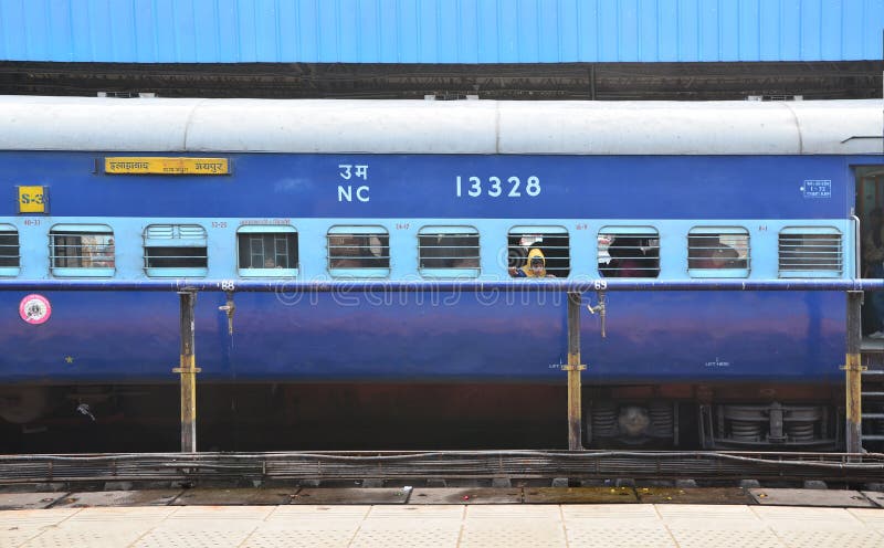 Jaipur, India - January 3, 2015: passengers at the window of a Indian Railway train at the railway station of Jaipur stock photography Jaipur, India - January 3, 2015: passengers at the window of a Indian Railway train at the railway station of Jaipur stock photography