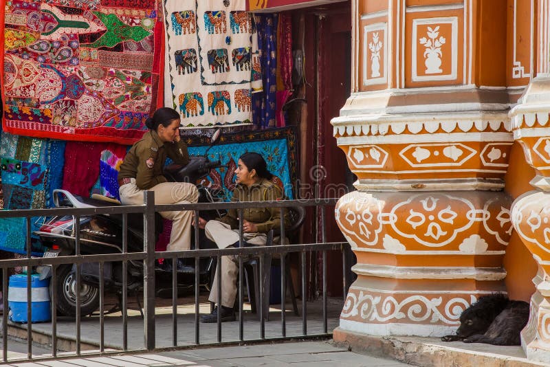 JAIPUR, LA INDIA - 10 DE ENERO DE 2018: Muchachas de la policía en el guardia Hawa Mahal fotos de archivo libres de regalías JAIPUR, LA INDIA - 10 DE ENERO DE 2018: Muchachas de la policía en el guardia Hawa Mahal fotos de archivo libres de regalías