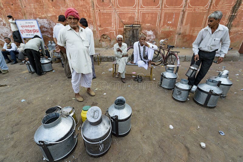 Jaipur, la India 9 de septiembre de 2015: Mercado de leche tradicional diario a fotos de archivo libres de regalías Jaipur, la India 9 de septiembre de 2015: Mercado de leche tradicional diario a fotos de archivo libres de regalías
