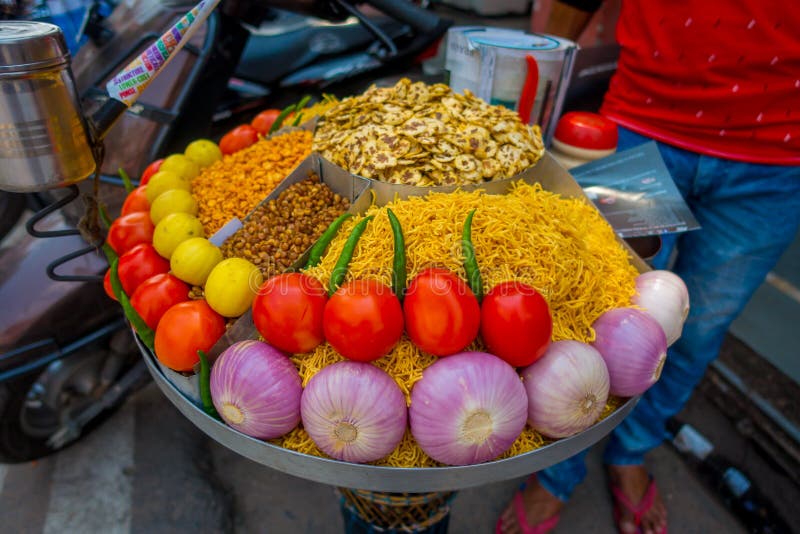 JAIPUR, ÍNDIA - 19 DE SETEMBRO DE 2017: Feche acima do alimento sortido, tomate, cebola, noddle, pimentão, pimenta sobre uma band fotografia de stock JAIPUR, ÍNDIA - 19 DE SETEMBRO DE 2017: Feche acima do alimento sortido, tomate, cebola, noddle, pimentão, pimenta sobre uma band fotografia de stock