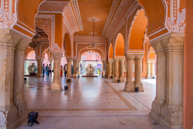 JAIPUR, ÍNDIA - 19 DE SETEMBRO DE 2017: Museu de Chandra Mahal, palácio da cidade na cidade cor-de-rosa, Jaipur, Rajasthan, Índia imagens de stock royalty free JAIPUR, ÍNDIA - 19 DE SETEMBRO DE 2017: Museu de Chandra Mahal, palácio da cidade na cidade cor-de-rosa, Jaipur, Rajasthan, Índia imagens de stock royalty free