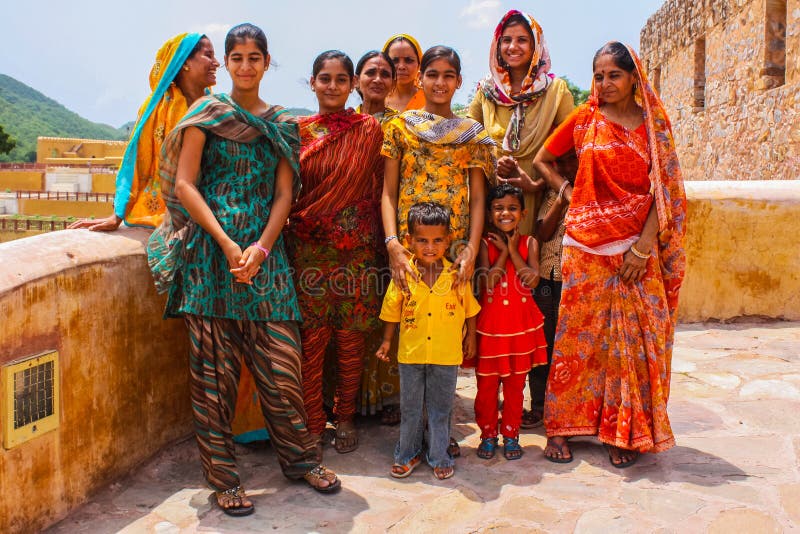 Jaipur, Ινδία - 20 Αυγούστου 2009: Ομάδα γυναικών και παιδιών ντυμένων με τυπικές ινδικές ρόμπες ποζάρουν για μια φωτογραφία στο