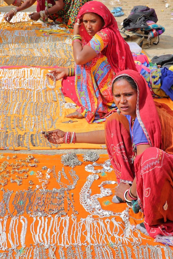 JAISALMER, RÀJASTHÀN, INDE - 20 DÉCEMBRE 2017 : Portrait des femmes avec la robe colorée et les bijoux de port Ces femmes se vend photos stock JAISALMER, RÀJASTHÀN, INDE - 20 DÉCEMBRE 2017 : Portrait des femmes avec la robe colorée et les bijoux de port Ces femmes se vend photos stock