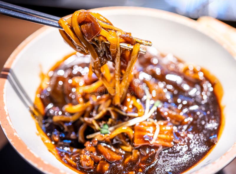 Jajangmyeon. Лапша с соусом из черной фасоли. Черный соус корейская кухня. Чёрная паста Корея. Яйца в соевом соусе по корейски