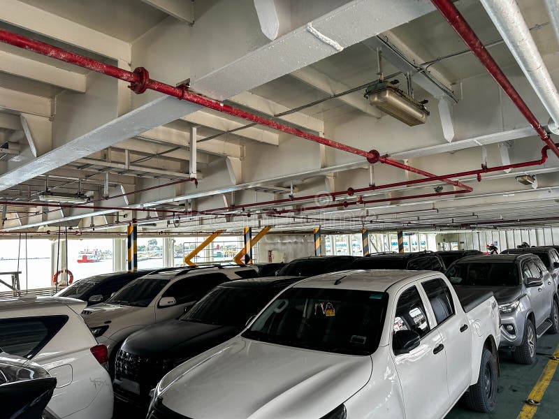 Jakarta Indonesia 16 febbraio 2023 : Vista interna della nave traghetto con veicoli parcheggiati da Merak al porto di Bakauheni immagine stock