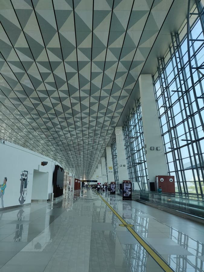JAKARTA INDONESIEN – SEPTEMBER 9,2018: Soekarno-Hatta internationell flygplats terminal 3 den huvudsakliga flygplatsen på ön av J royaltyfria foton JAKARTA INDONESIEN – SEPTEMBER 9,2018: Soekarno-Hatta internationell flygplats terminal 3 den huvudsakliga flygplatsen på ön av J royaltyfria foton