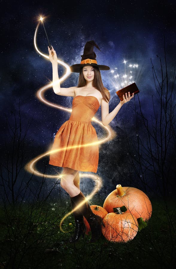 Jako Halloween czarownica ładna młoda kobieta