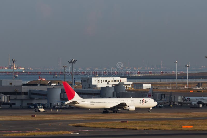 JAL at HANEDA Airport editorial photography. Image of 737800 38808427