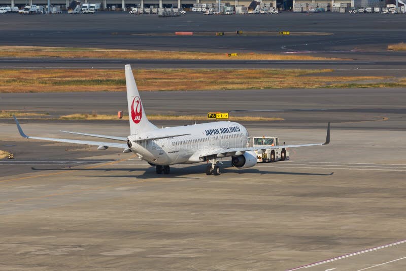 JAL at HANEDA Airport editorial photography. Image of 737800 38808427