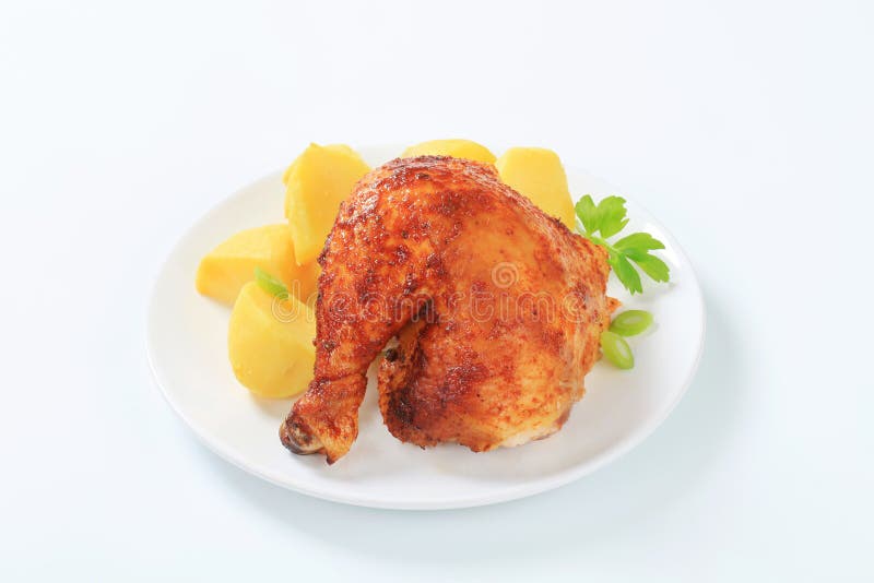 Jambe de poulet rôtie par ail avec des pommes de terre photographie stock Jambe de poulet rôtie par ail avec des pommes de terre photographie stock