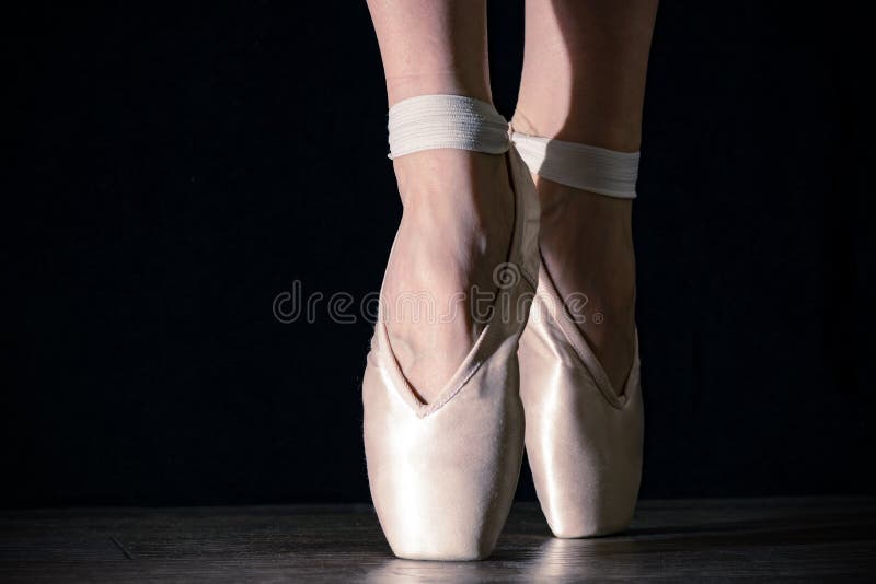 Chaussures De Pointe De Ballet Sur Pieds Sur Fond De Plancher En Bois