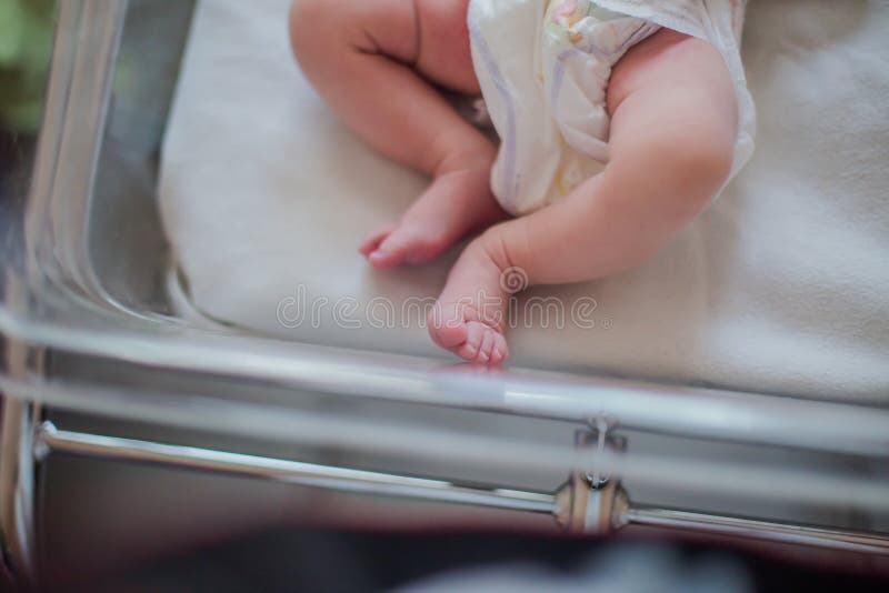 Jambes D Un Nouveau Ne Allonge Dans Une Couveuse L Enfant Vient De Naitre Et Est A L Hopital Avec Sa Mere Naturel Photo Stock Image Du Maison Enfant
