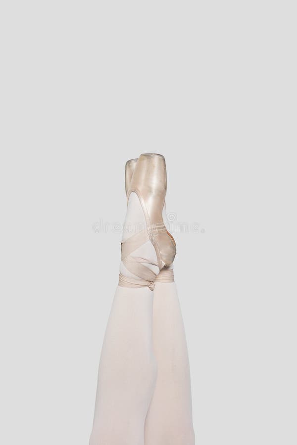 Jambes de ballerine classique dans ses chaussures légères de haute technologie images libres de droits