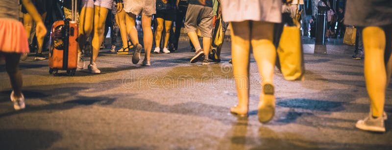 Jambes de foule bas tirées sur le passage piéton pendant la nuit photos libres de droits Jambes de foule bas tirées sur le passage piéton pendant la nuit photos libres de droits