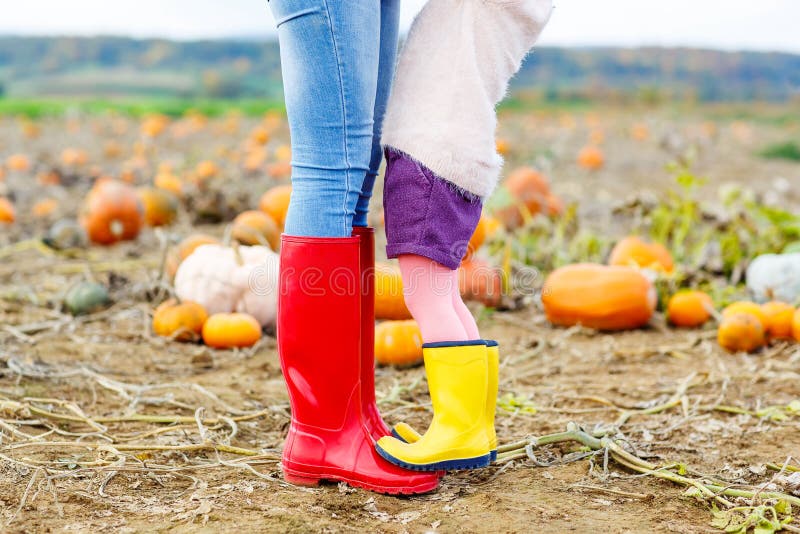 Jambes de jeune femme et de son daugher de petite fille dedans photographie stock libre de droits Jambes de jeune femme et de son daugher de petite fille dedans photographie stock libre de droits