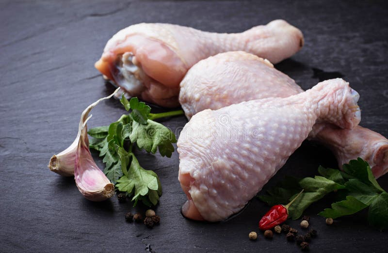 Jambes de poulet crues avec le persil photo libre de droits Jambes de poulet crues avec le persil photo libre de droits