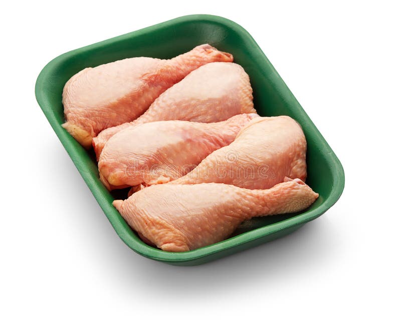 Jambes de poulet crues dans un plateau vert au-dessus du fond blanc photos stock Jambes de poulet crues dans un plateau vert au-dessus du fond blanc photos stock
