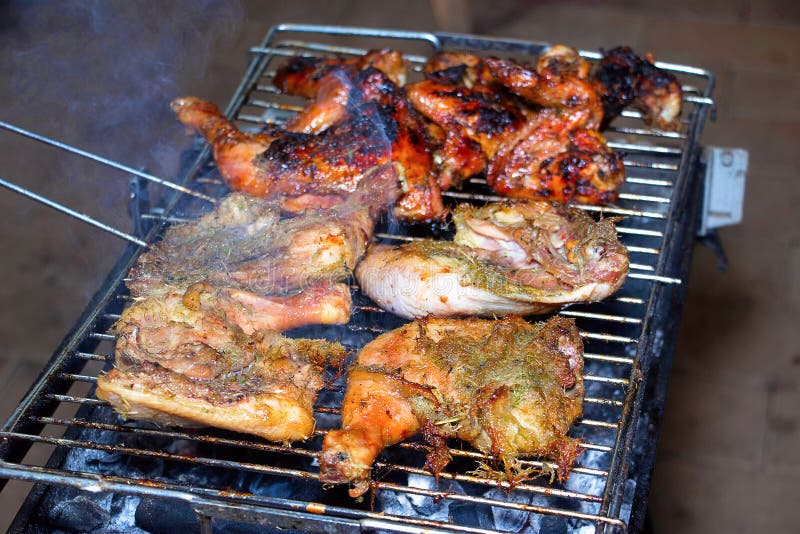 Jambes de poulet grillées sur le feu, Pune photographie stock Jambes de poulet grillées sur le feu, Pune photographie stock