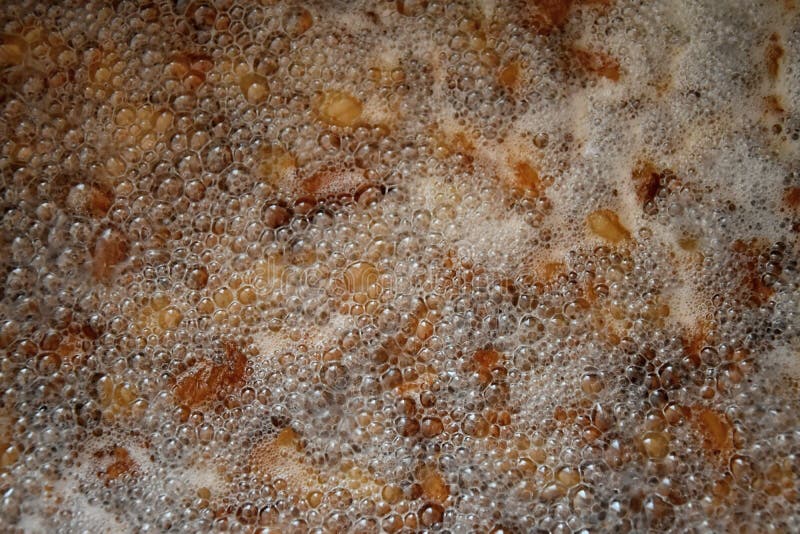 Jambières de porc dans un pot de grésillement photographie stock Jambières de porc dans un pot de grésillement photographie stock