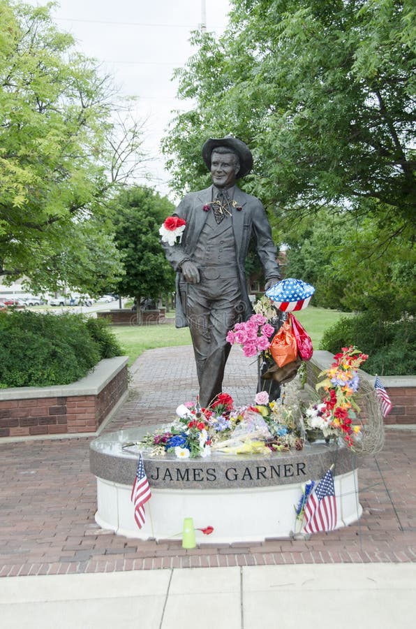 mover skandaløse Og hold James Garner Statue editorial photography. Image of oklahoma - 42991342