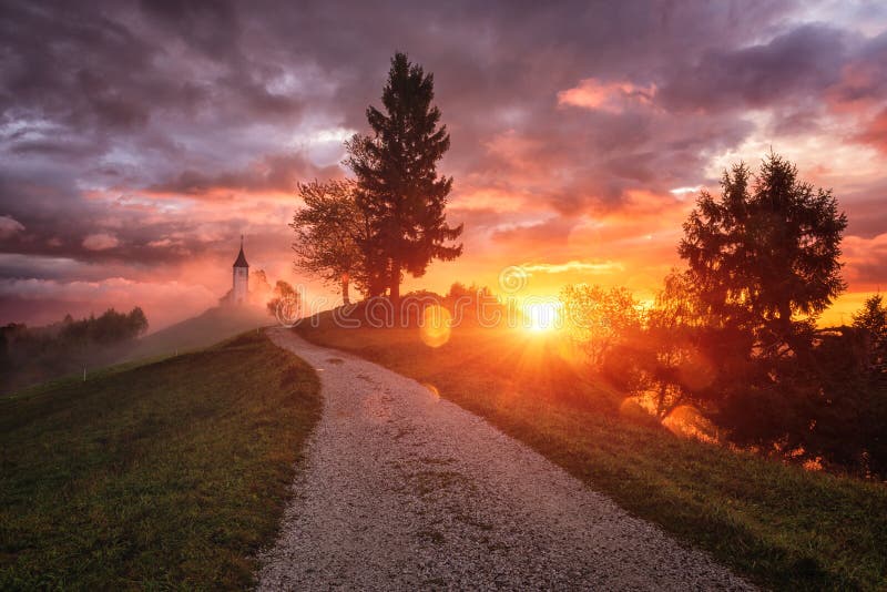 Jamnik Church St Primus en Feliciër bij zonsopgang, Slovenië, verbazingwekkend landschap, dramatische zonsopgang royalty-vrije stock afbeeldingen Jamnik Church St Primus en Feliciër bij zonsopgang, Slovenië, verbazingwekkend landschap, dramatische zonsopgang royalty-vrije stock afbeeldingen