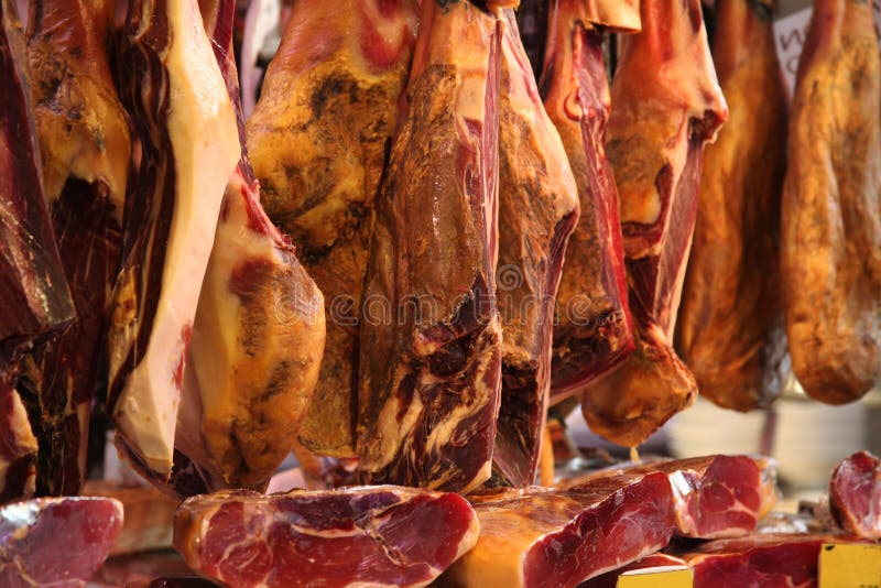 Jamon espagnol sec de jambon dans la boucherie image libre de droits Jamon espagnol sec de jambon dans la boucherie image libre de droits