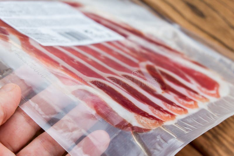 Jamon i en tunn genomskinlig packe smaklig meat arkivfoto