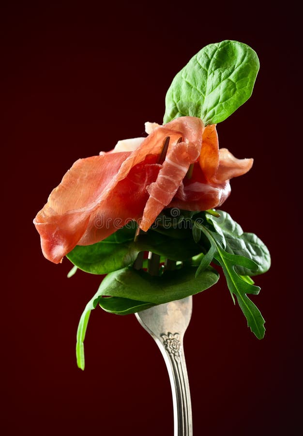 Jamon med spenat och arugula royaltyfria bilder Jamon med spenat och arugula royaltyfria bilder