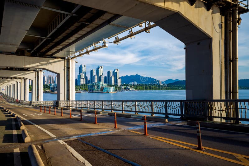 Jamsu bridge over the Han River in Seocho-Gu and Banpo-Dong in the background, Seoul, South Korea stock image Jamsu bridge over the Han River in Seocho-Gu and Banpo-Dong in the background, Seoul, South Korea stock image