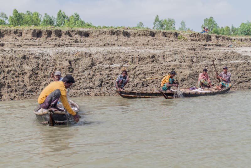 JAMUNA, BANGLADESH - NOVEMBER 7, 2016: Local fishermen on a char sandbank island in Jamuna river near Bogra, Banglades