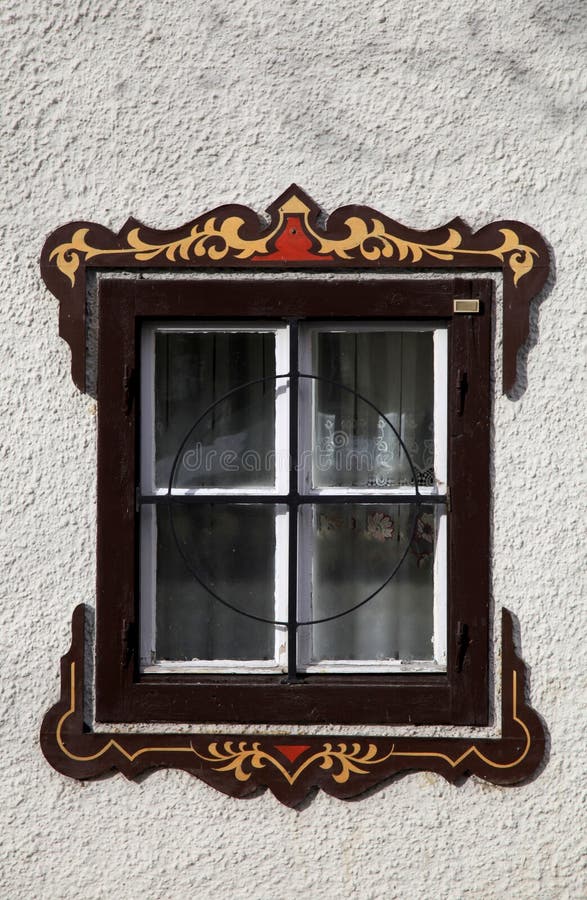 Janela bávara com moldura pintada típica foto de stock royalty free