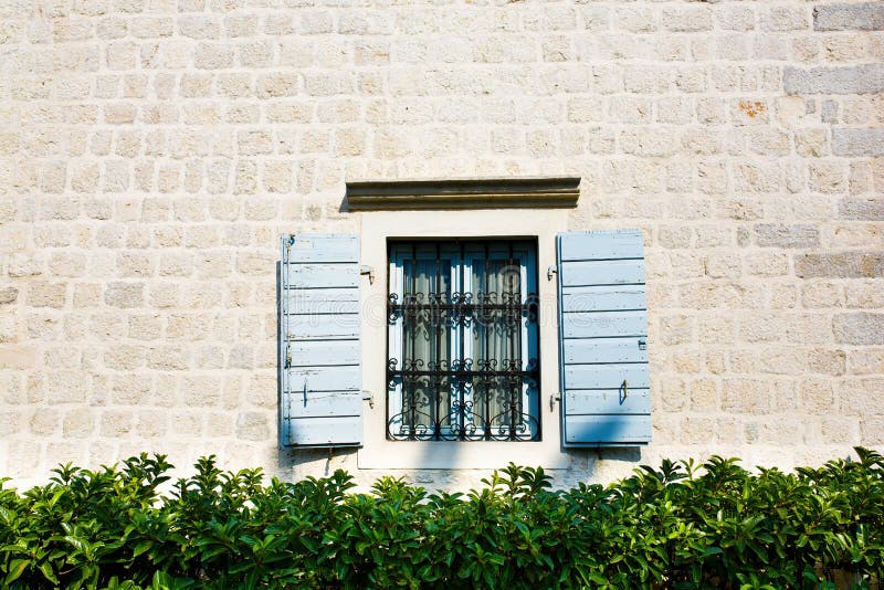 Janela com os obturadores de madeira abertos fotografia de stock