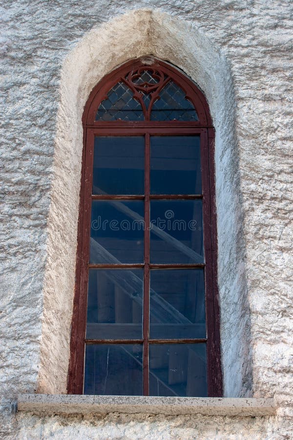 Janela com um quadro de madeira vermelho na igreja velha foto de stock Janela com um quadro de madeira vermelho na igreja velha foto de stock