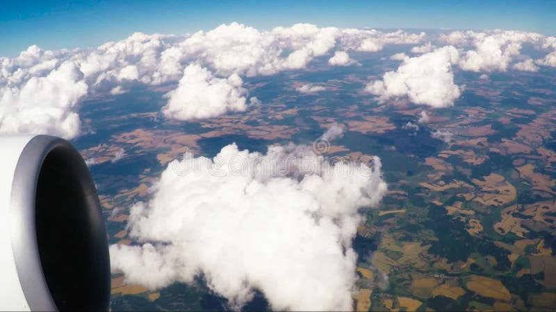 Janela da opinião da paisagem do avião de passageiros do voo