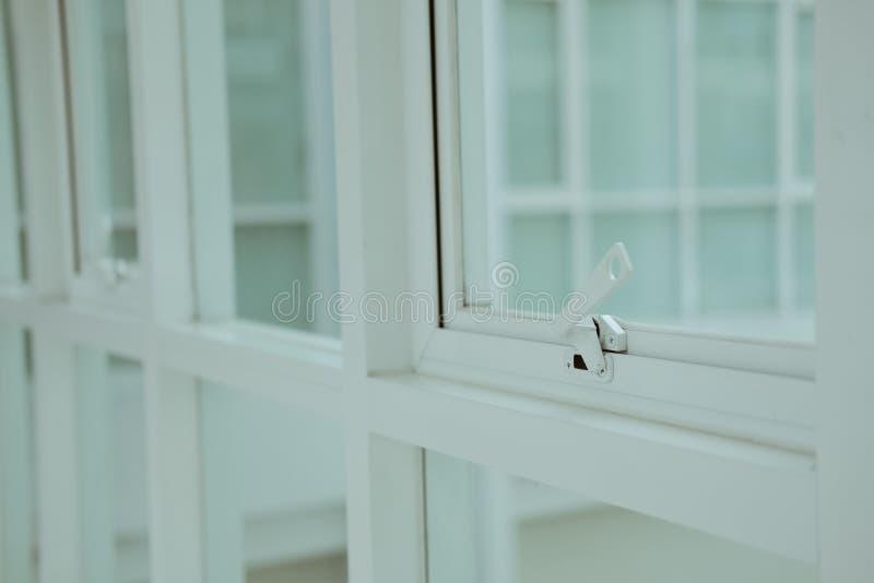 Janela de alum?nio do escrit?rio do impulso do toldo branco foto de stock Janela de alum?nio do escrit?rio do impulso do toldo branco foto de stock