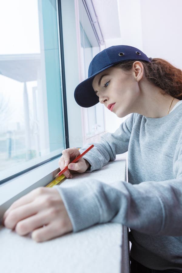 Janela de medida da mulher retrátil fotos de stock royalty free