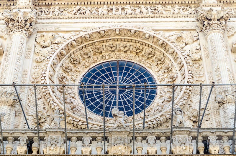 Janela de Rosa, igreja da cruz santamente Lecce, Itália foto de stock royalty free Janela de Rosa, igreja da cruz santamente Lecce, Itália foto de stock royalty free