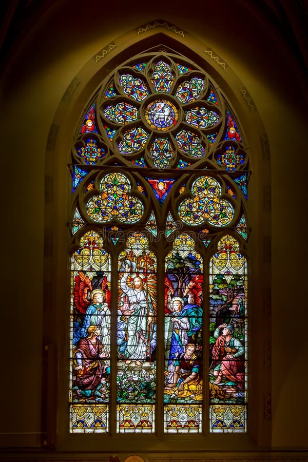 Janela de vitral da ressurreição de Cristo no Domingo de Páscoa fotografia de stock royalty free Janela de vitral da ressurreição de Cristo no Domingo de Páscoa fotografia de stock royalty free