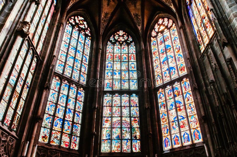 Janela de vitral extraordinária da igreja evangélica, Munste fotografia de stock Janela de vitral extraordinária da igreja evangélica, Munste fotografia de stock