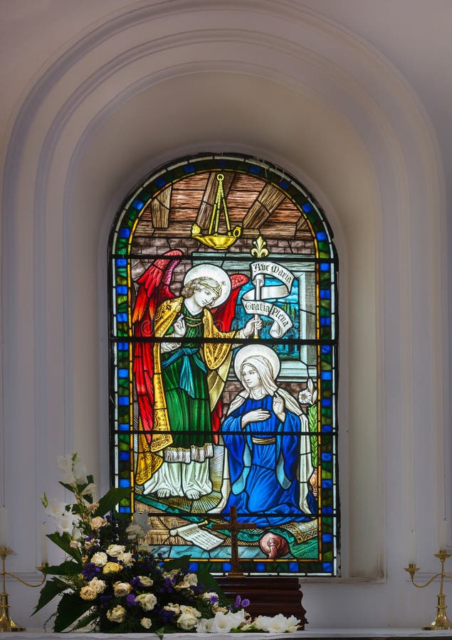 Janela de vitral na catedral de St Mark em Bangalore. imagem de stock Janela de vitral na catedral de St Mark em Bangalore. imagem de stock