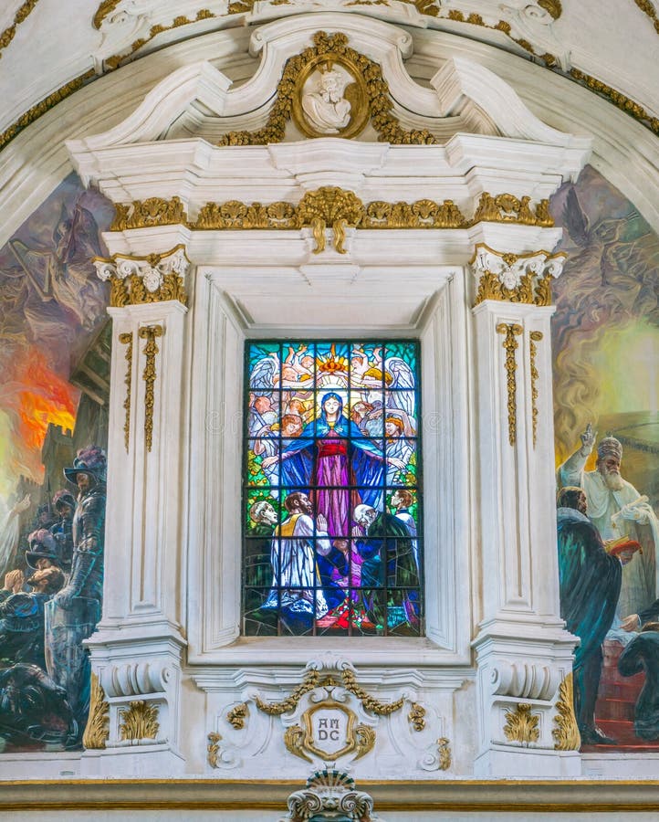 Janela de vitral no counterfacade da igreja do ¹ de Gesà em Palermo Sicília, Italy imagens de stock Janela de vitral no counterfacade da igreja do ¹ de Gesà em Palermo Sicília, Italy imagens de stock