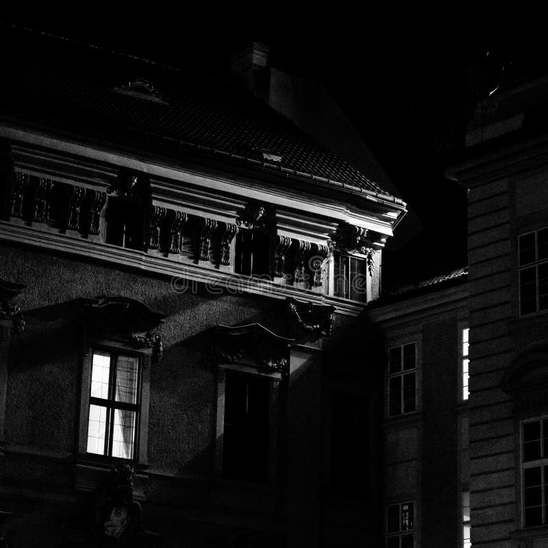Janela destacada em uma construção histórica de Praga na noite do inverno foto de stock royalty free Janela destacada em uma construção histórica de Praga na noite do inverno foto de stock royalty free