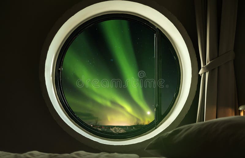 Janela interior do círculo no quarto com opinião bonita de Aurora Borealis da aurora boreal na noite imagem de stock royalty free Janela interior do círculo no quarto com opinião bonita de Aurora Borealis da aurora boreal na noite imagem de stock royalty free