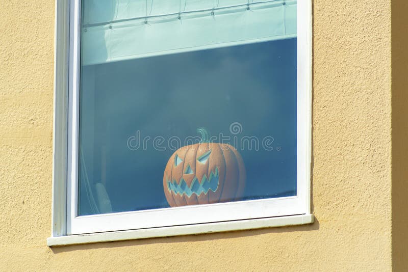 Janela Solitária Na Fachada Da Casa Bege Com Obturadores Verdes E Cor  Branca De Sotaque Com Telhas Escuras E Aberturas Foto de Stock - Imagem de  casa, material: 266656892